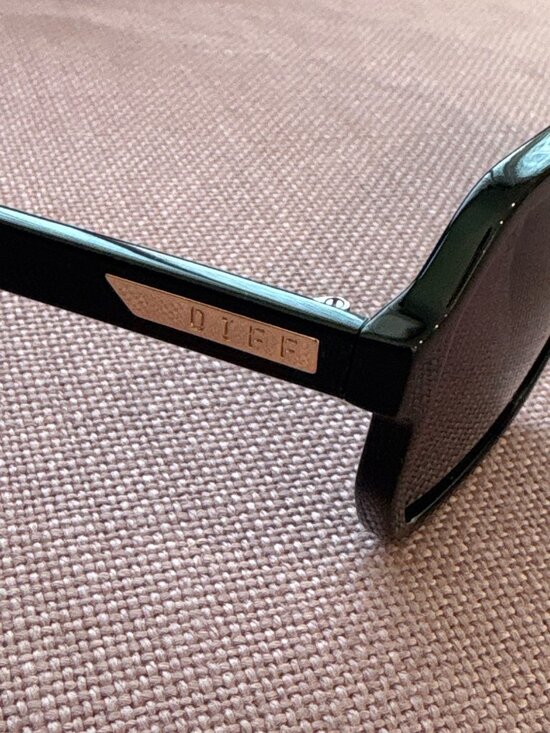 DIFF EYEWEAR Cameron Oversized Navigator Sunglasses in Black & Grey Polarized Ne main image 11
